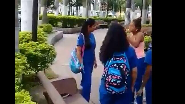 En video quedó registrado el momento en que dos alumnas se agreden/ Imagen tomada de Video. Foto: Video: Erika Rebolledo.