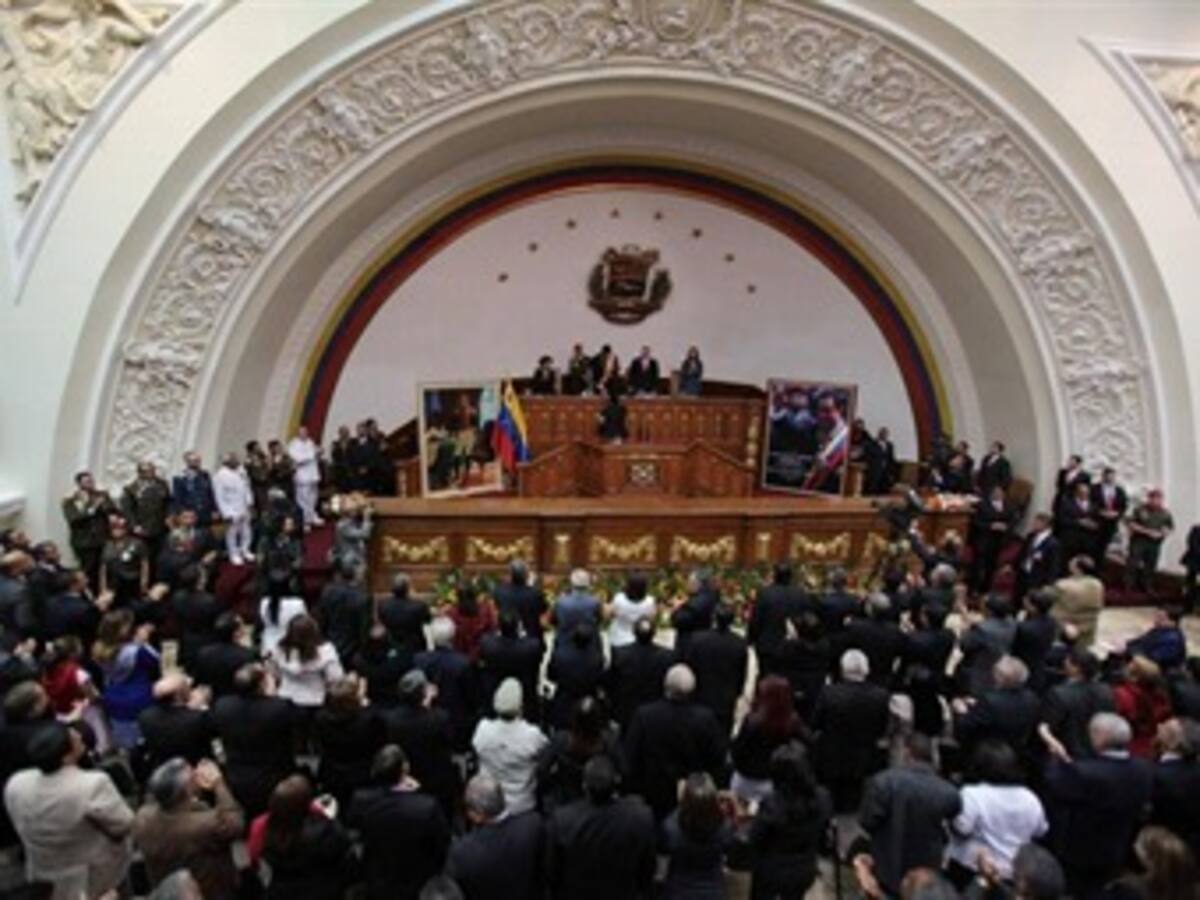 Maduro reestructura cúpula militar y nombra a una mujer ministra de Defensa