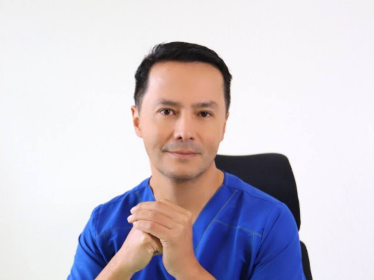 El cirujano colombiano Alan González llega a Madrid para hablar sobre explantación mamaria