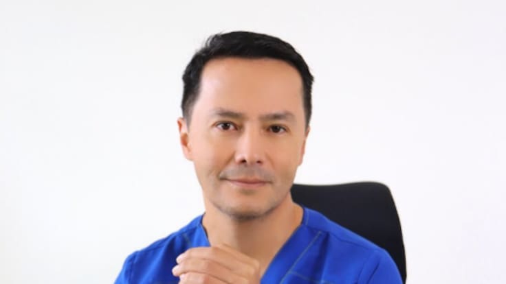 El cirujano colombiano Alan González llega a Madrid para hablar sobre explantación mamaria