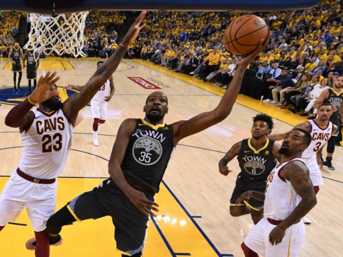 Curry explota con nueve triples y los Warriors se colocan con 2-0