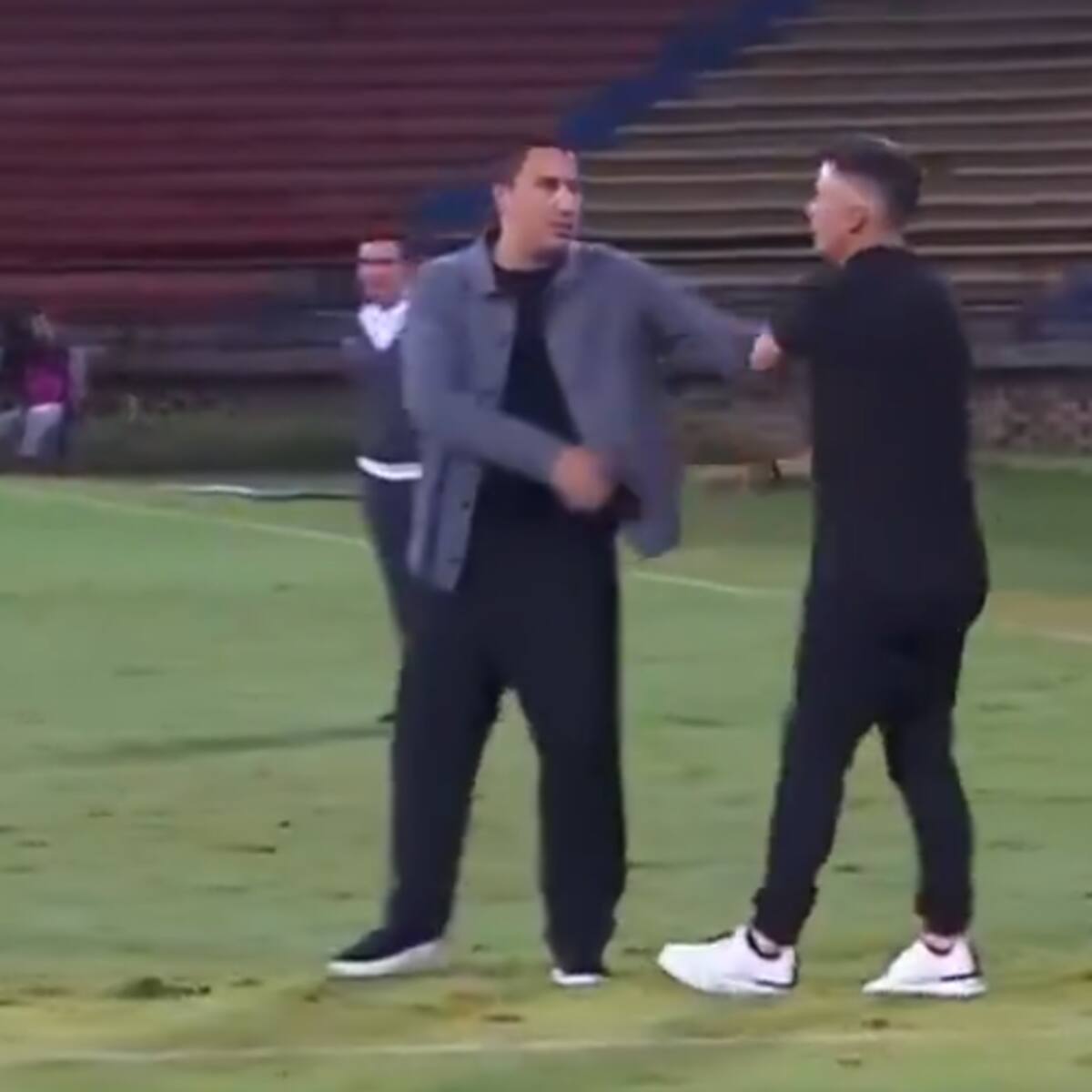 Video: Así fue el encontronazo entre Efraín Juárez y Pablo Peirano tras empate en Medellín