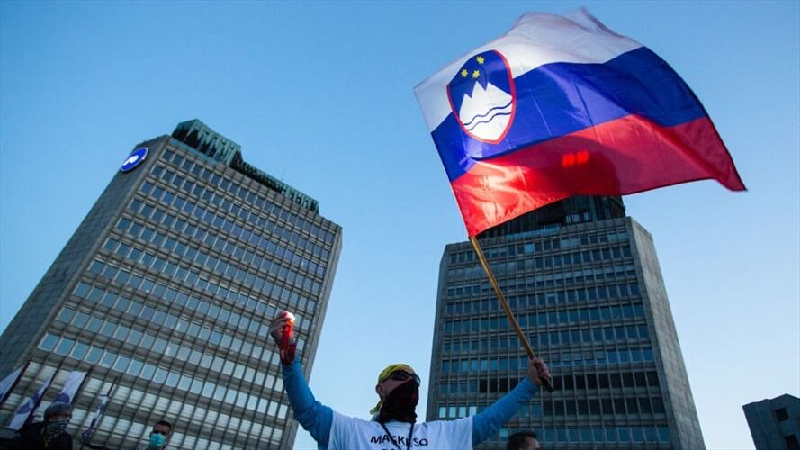 Se mantendrá la prohibición de las reuniones en lugares publicas y se mantendrá el uso de mascaras y el distanciamiento social. Foto: Getty Images