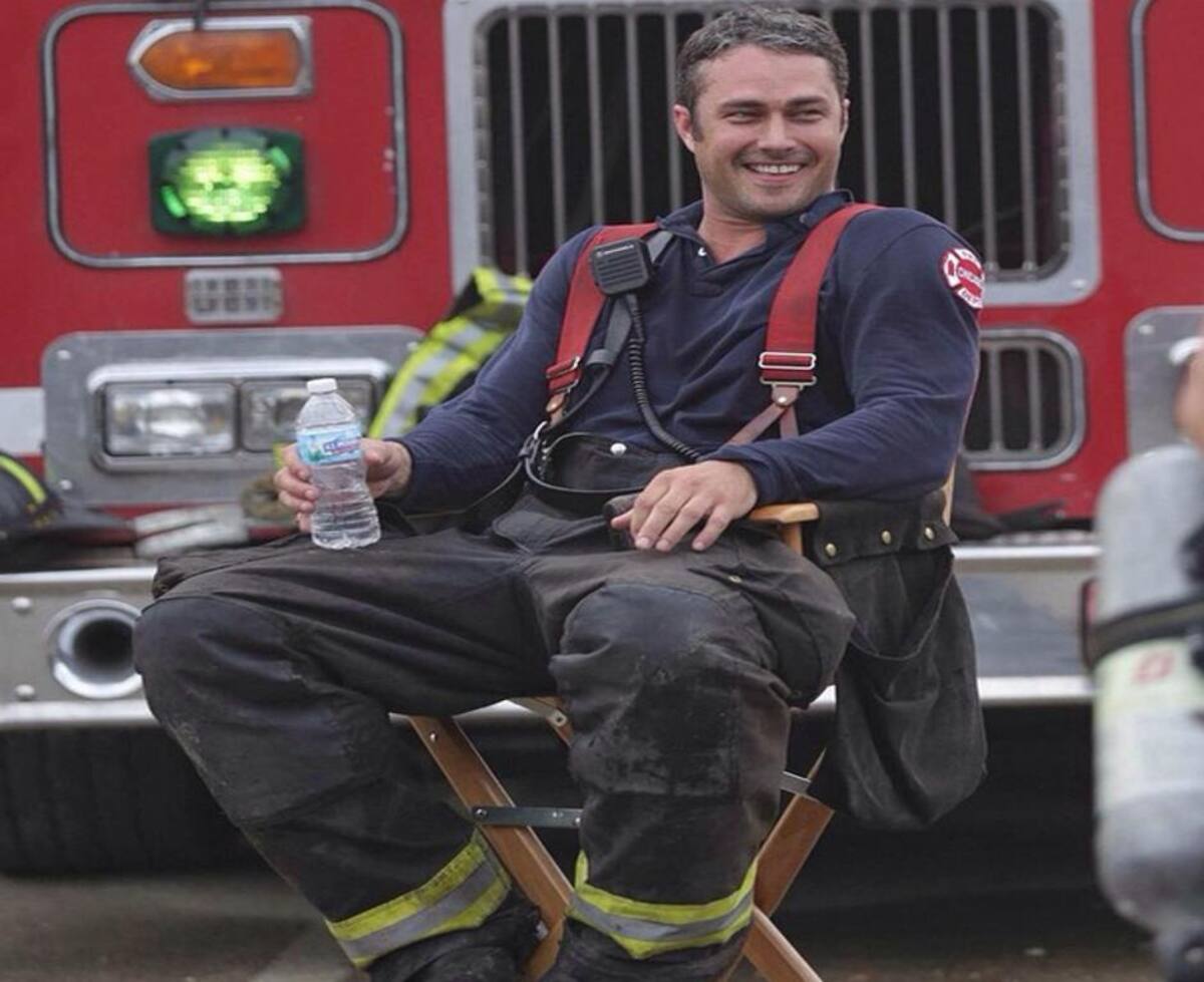 A través de su cuenta de Instagram @TaylorKinney11, Kinney comparte momentos al lado de la cantante y muestra imágenes de su trabajo como actor y modelo.