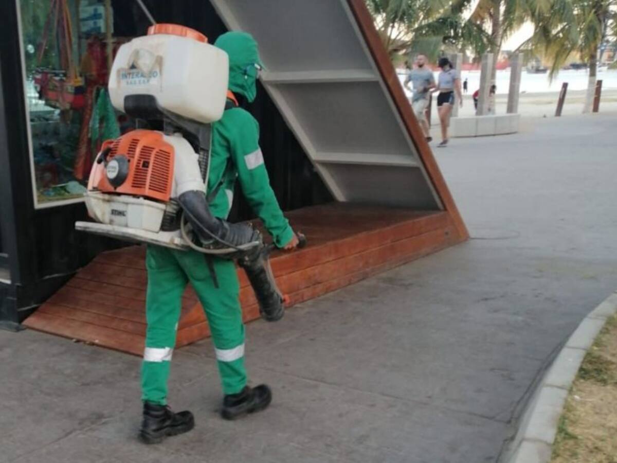 Interaseo realiza trabajos de lavado y limpieza en el Camellón de la Bahía