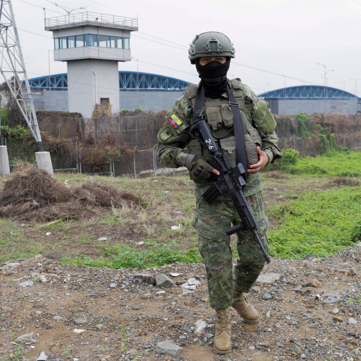 Militares en Ecuador retoman control de prisiones tras liberación de rehenes
