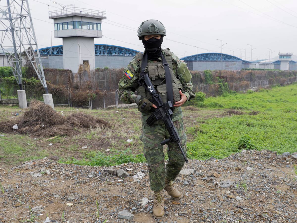 Militares en Ecuador retoman control de prisiones tras liberación de rehenes