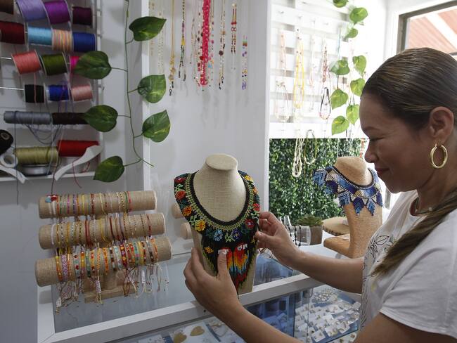 AME6272. OVEJAS (COLOMBIA), 06/03/2024.- Fotografía de archivo fechada el 26 de noviembre de 2022 que muestra a la emprendedora Natalia Vides, propietaria de Naty Accesorios, mientras muestra sus productos en su almacén en Ovejas (Colombia). En pleno siglo XXI, las mujeres ocupan puestos ejecutivos, practican deportes antes exclusivamente masculinos, firman libros, eligen libremente a sus parejas sentimentales o sexuales... Al menos en teoría, porque, frente a esa positiva apariencia, la realidad es que un 60 % siente que la velocidad del progreso femenino está estancado. Según un estudio global efectuado en septiembre de 2023 y otro muestreo centrado en Latinoamérica, conocido esta misma semana, ambos bajo el paraguas de la empresa Kimberly-Clark y su marca de cuidado femenino Kotex, cerca de un 60 % de las mujeres cree que el progreso femenino no avanza en la forma que debería y, más grave aún, quienes más lo perciben así son las de menor edad. EFE/ Luis Eduardo Noriega Arboleda ARCHIVO