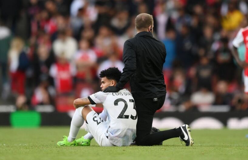 Luis Diaz salió lesionado del partido entre Arsenal y Liverpool (Photo by Shaun Botterill/Getty Images)
