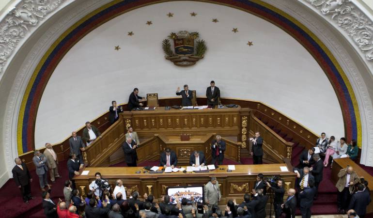 La oposición impulsará en el Parlamento el fin anticipado del Gobierno de Maduro.