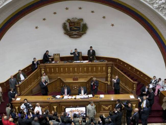 La oposición impulsará en el Parlamento el fin anticipado del Gobierno de Maduro.