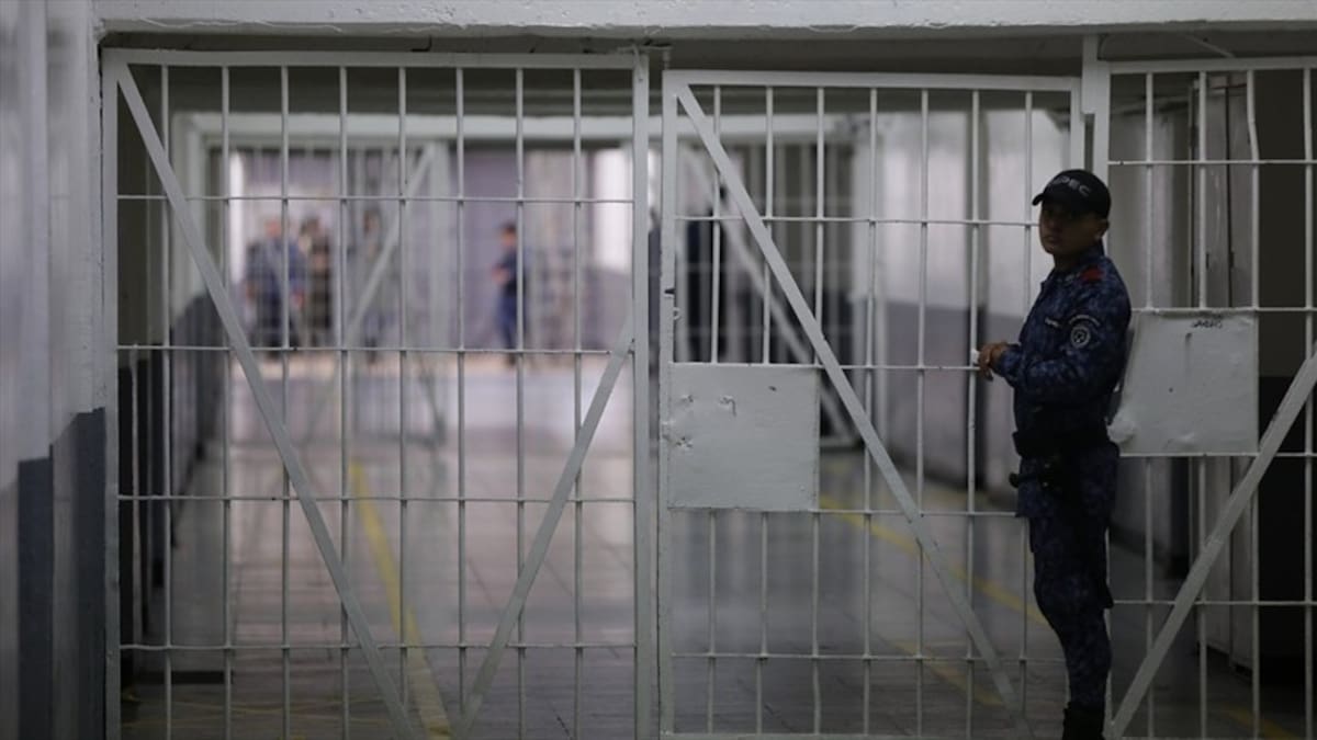 Usando seguetas y sometiendo a un agente, tres detenidos escapan de estación de Policía en Caucasia