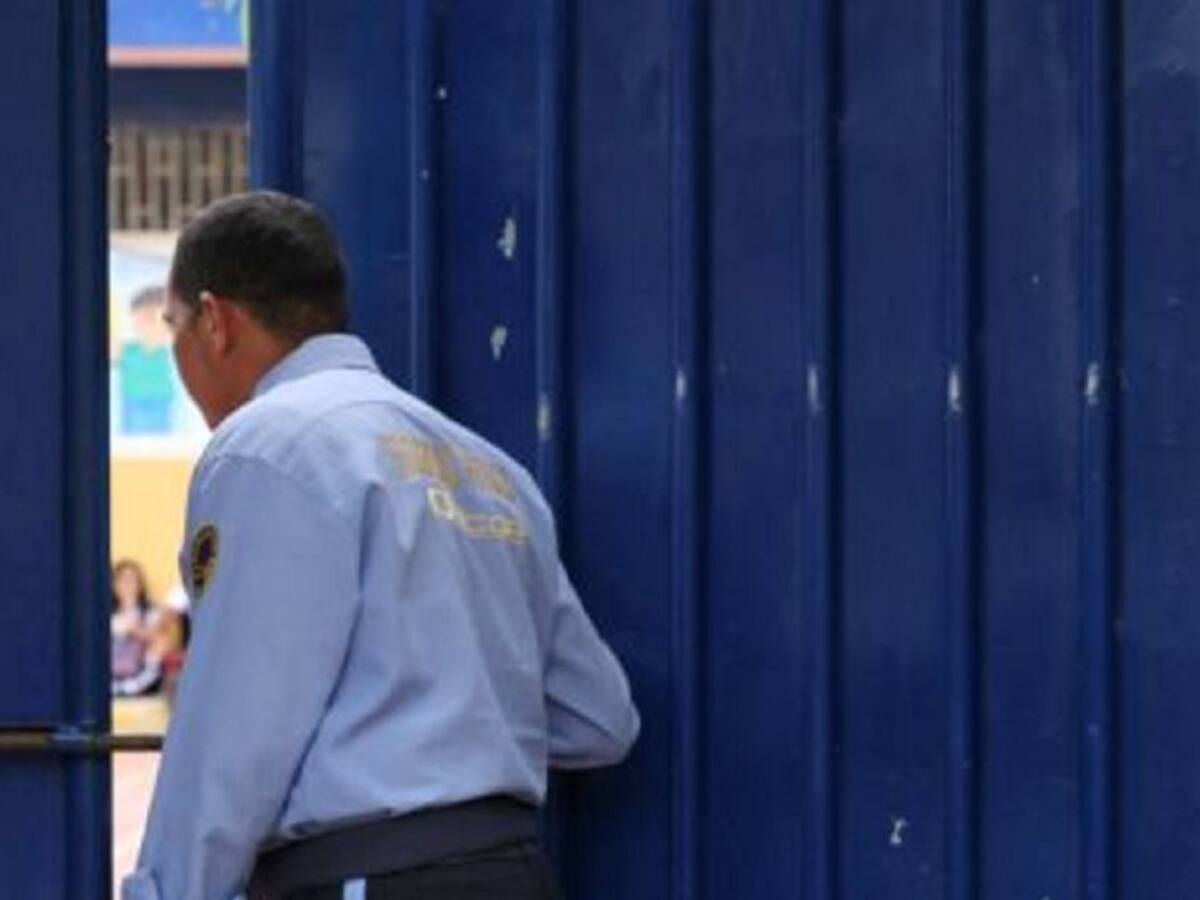 Denuncian despido masivo a vigilantes de colegios oficiales en Cartagena