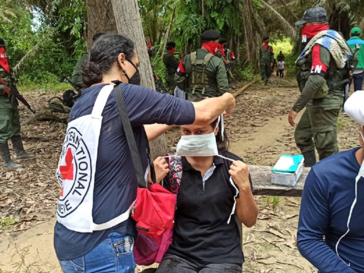 ELN entregó tres civiles a una comisión humanitaria