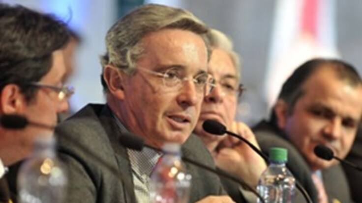 Uribe afirma que el terrorismo no se combate con retórica ni palmaditas en la espalda