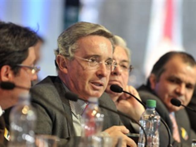 Uribe afirma que el terrorismo no se combate con retórica ni palmaditas en la espalda