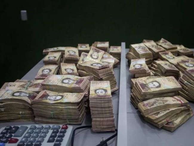 En Maicao cambistas no saben qué hacer con tantos billetes de 100 bolívares