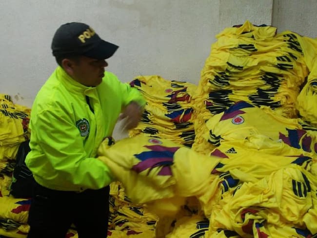 Foto de archivo de una incautación de camisetas falsificadas de la Selección Colombia.