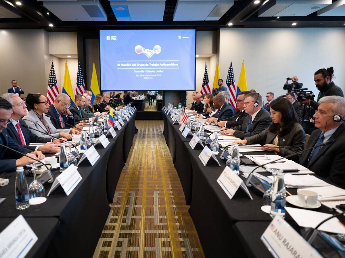 Autoridades de Colombia y Estados Unidos discuten nueva política contra las drogas