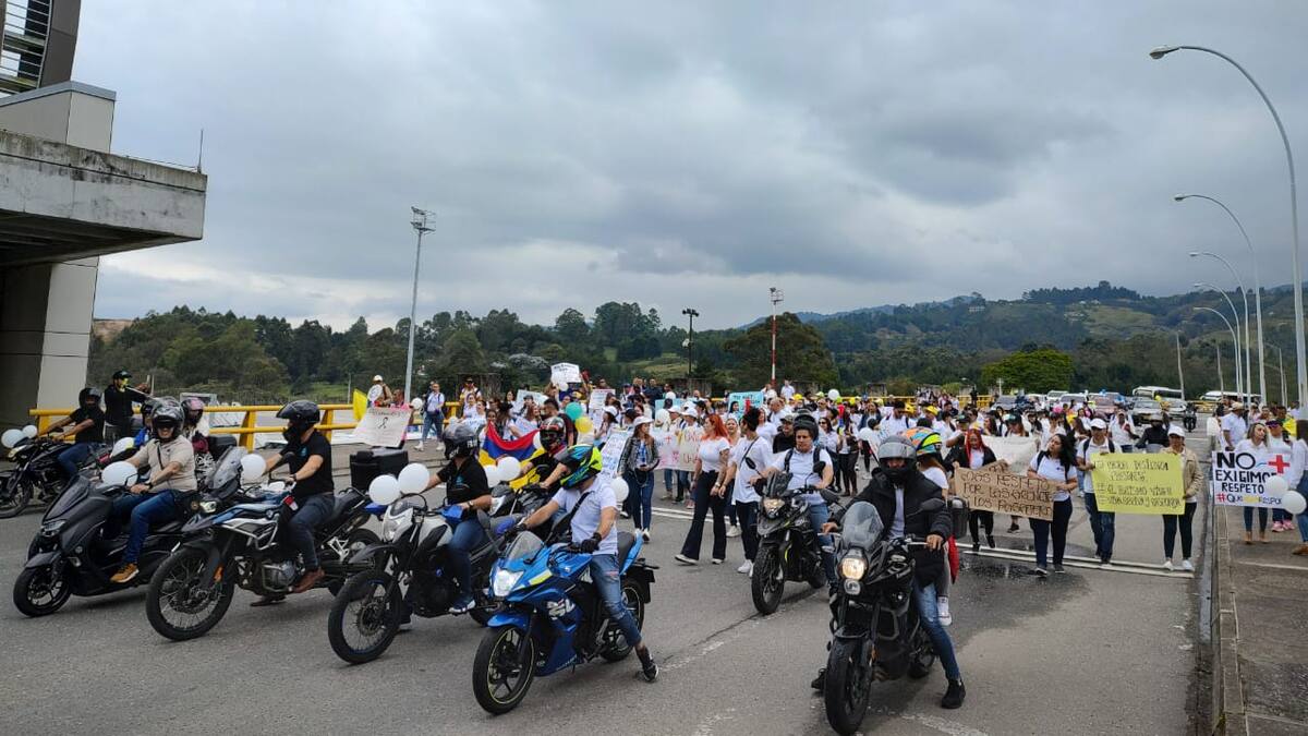 Al menos 400 personas del sector turismo, protestan cerca al aeropuerto en Rionegro