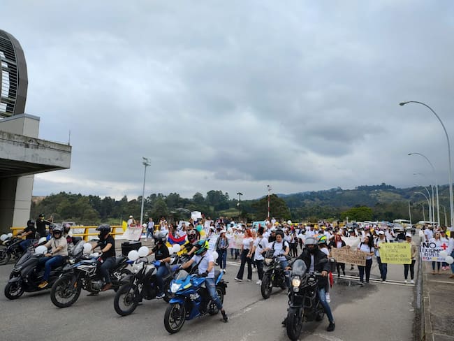 Al menos 400 personas del sector turismo, protestan cerca al aeropuerto en Rionegro