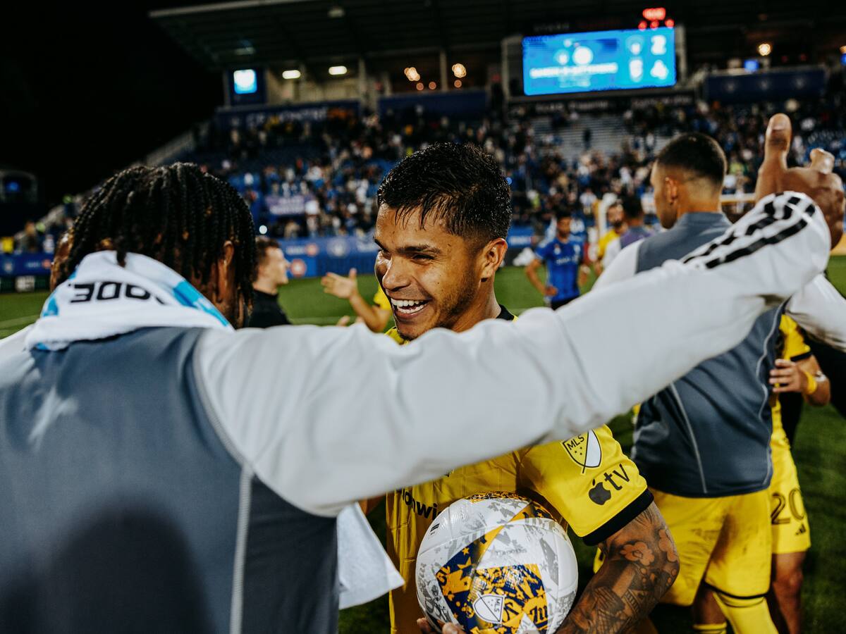 El Cucho Hernández responde a la no convocatoria de Néstor Lorenzo con un triplete