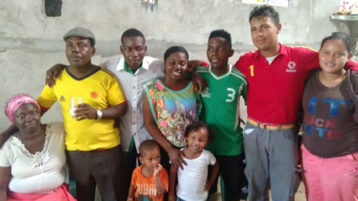 Hermanos, padres y demás familiares compartieron con Caracol Radio la alegría de su héroe olímpico. 