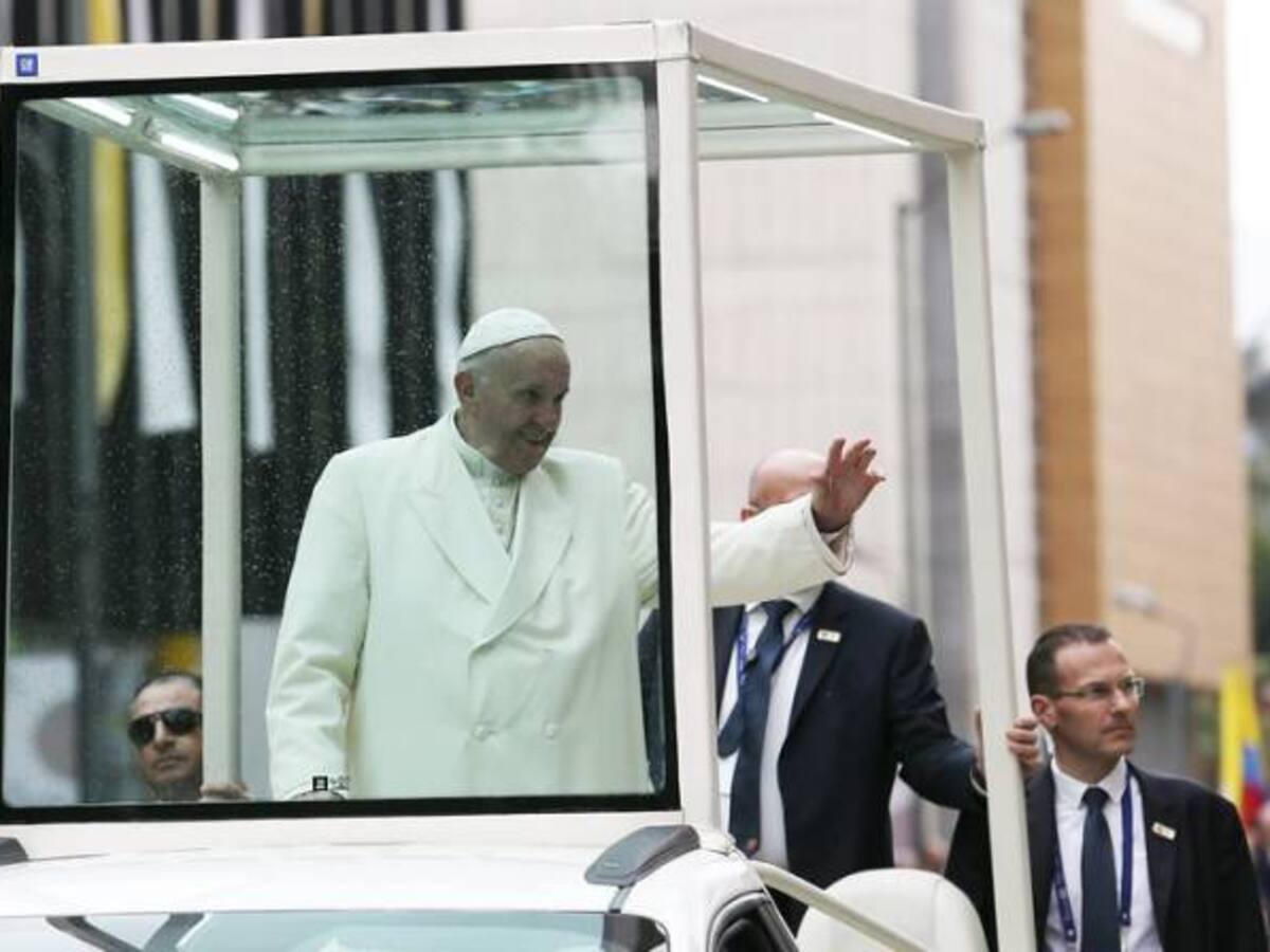 Miles de personas en Bogotá despiden al papa Francisco