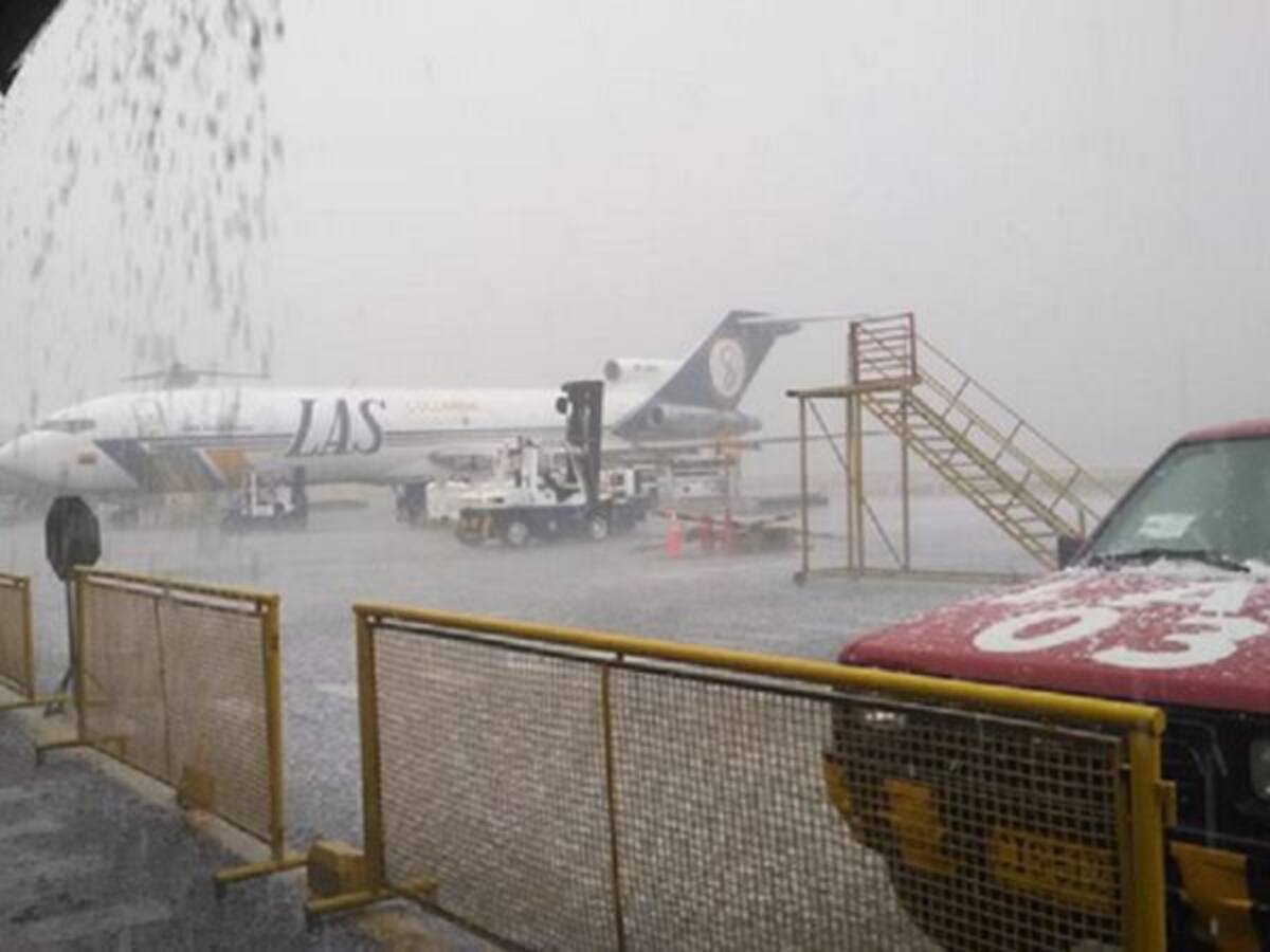 Granizada afectó techo falso de El Dorado