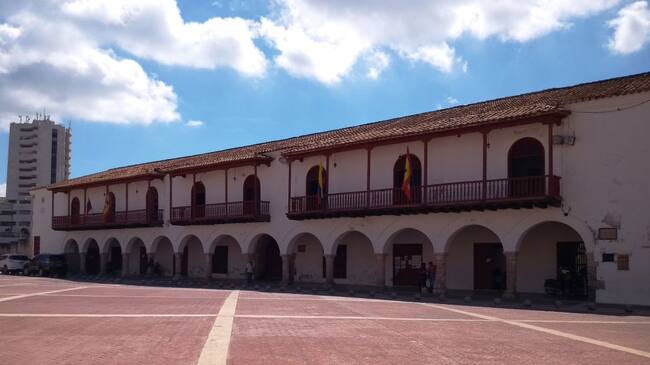 El demandante pretendía establecer si los contratos de Ordenes de Prestación de Servicios de Planeación Distrital se hicieron según tabla de salarios