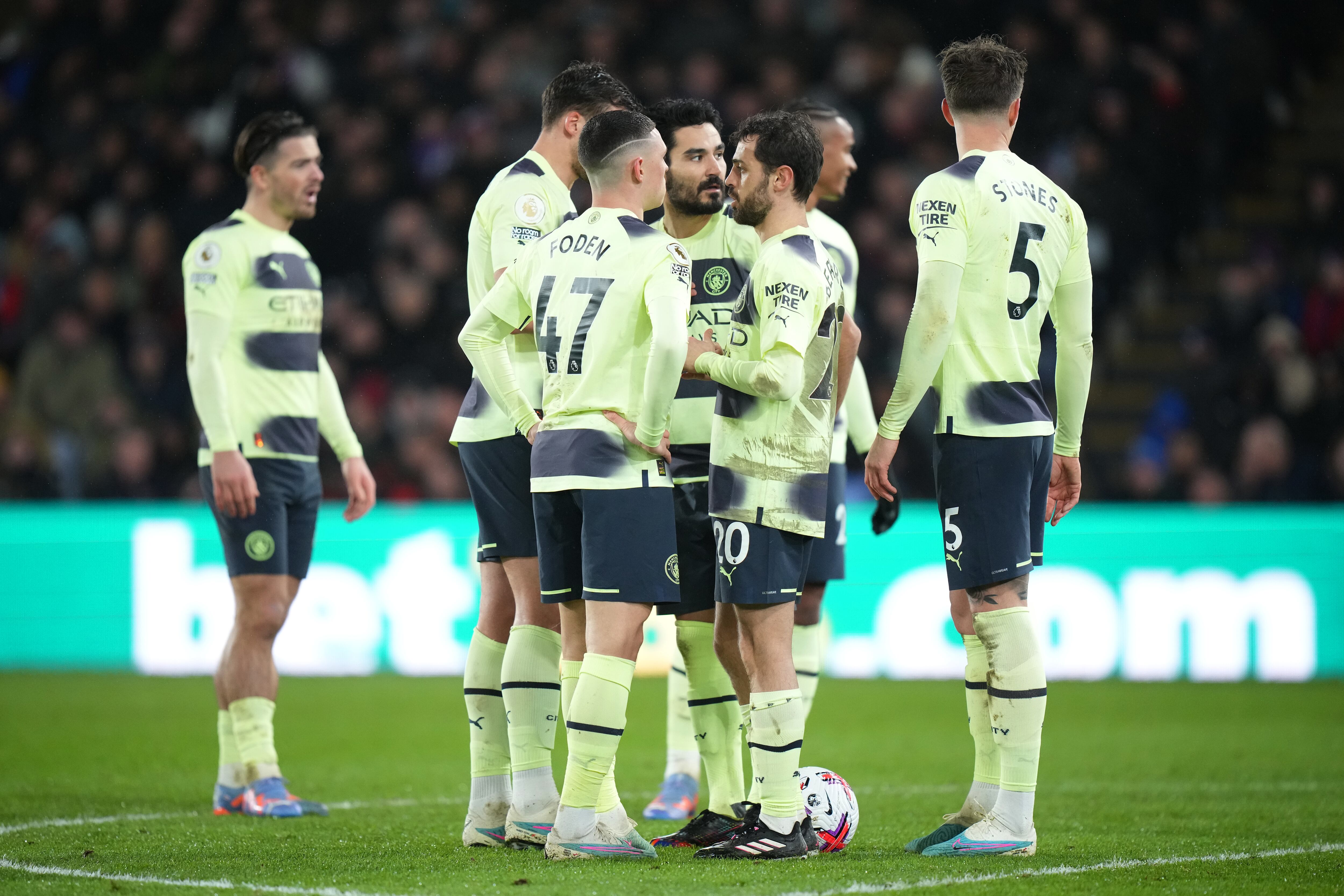 LONDRES, INGLATERRA - 11 DE MARZO: Phil Foden habla con Bernardo Silva de Manchester City durante el partido de la Premier League entre Crystal Palace y Manchester City en Selhurst Park el 11 de marzo de 2023 en Londres, Inglaterra. (Foto de Tom Flathers/Manchester City FC a través de Getty Images)