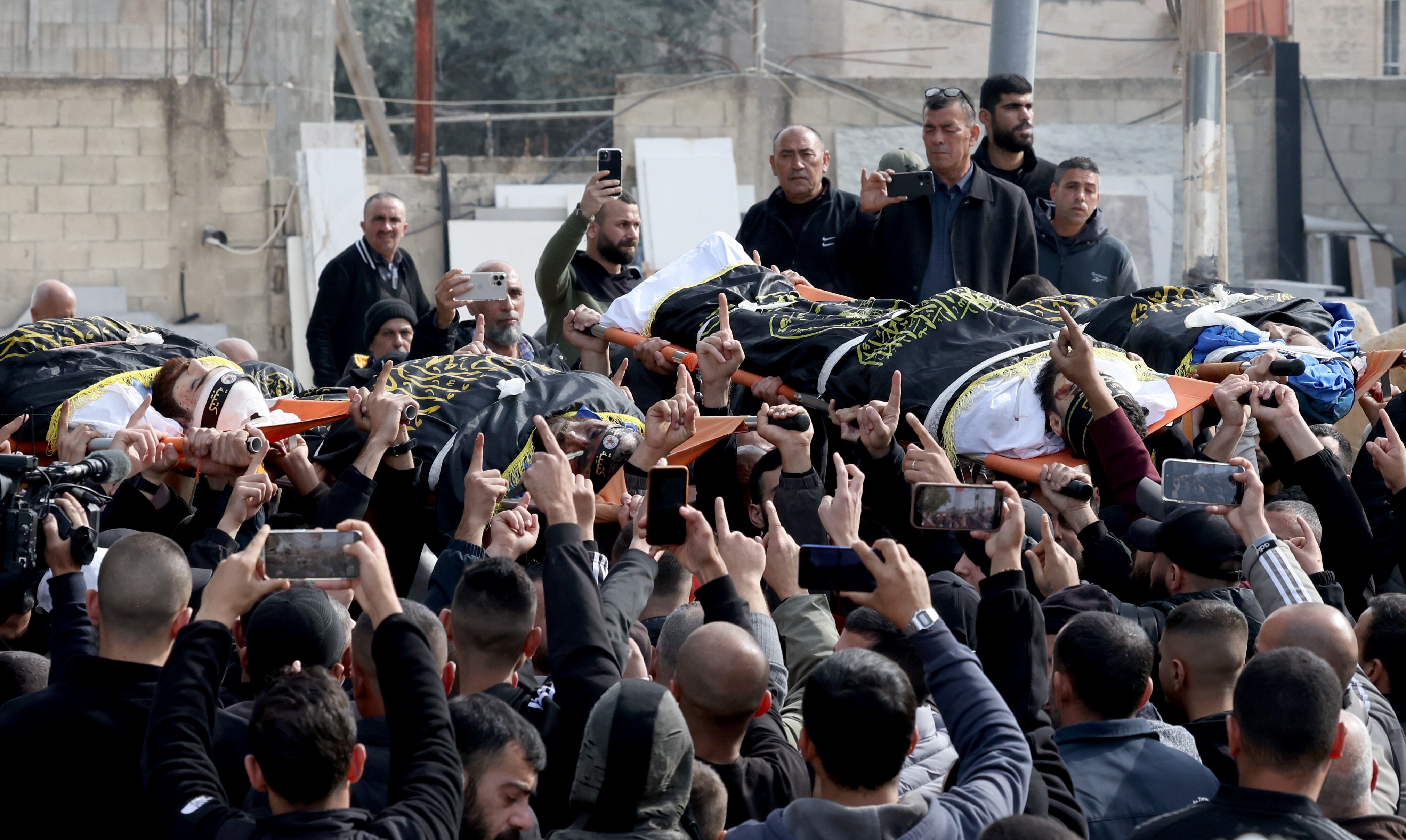 FOTODELDÍA Jenin (Cisjordania), 16/01/2025. - palestinos llevan los cuerpos de cuatro de los seis palestinos muertos en un ataque aéreo, durante su funeral en el campamento de refugiados de Jenin, Cisjordania, este jueves. Según el Ministerio de Salud palestino, al menos seis palestinos resultaron muertos y otros tres heridos tras un ataque aéreo israelí en el campamento de refugiados de Jenin. EFE/ Alaa Badarneh