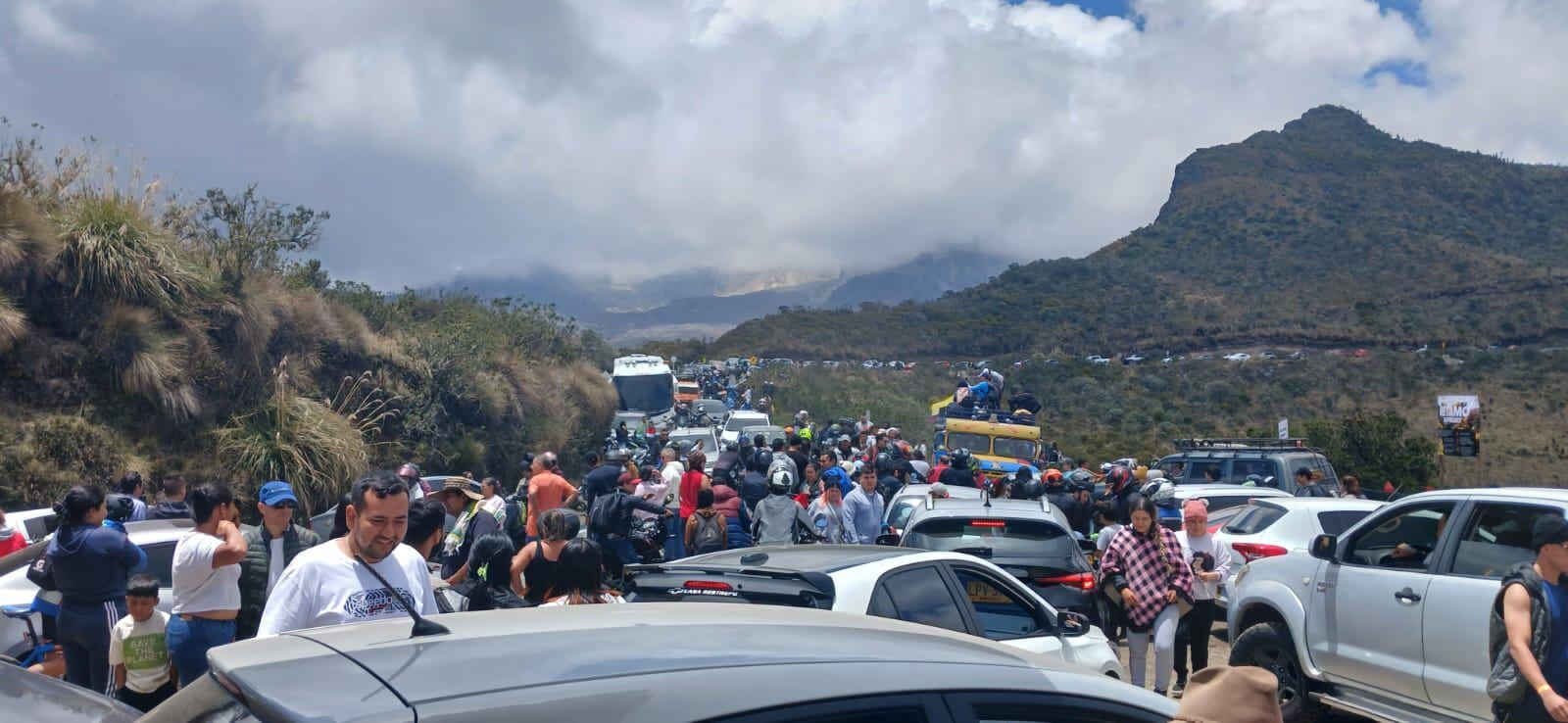 Caótico se volvió el paso de vehículos entre Murillo en el Tolima y Manizales. Así es el panorama en temporada de vacaciones.