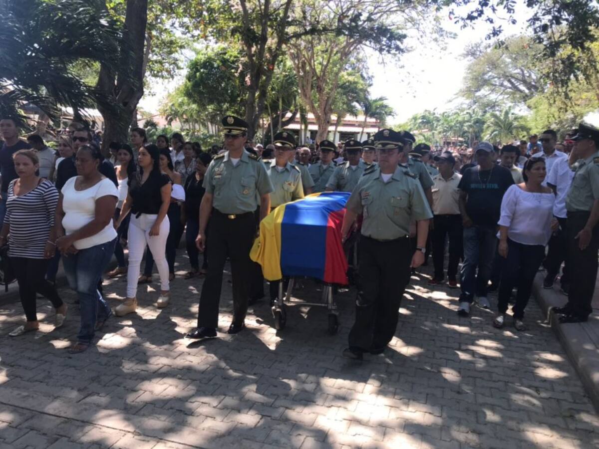 Miembros de la Policía Nacional, autoridades locales, familiares, amigos y ciudadanía en general, se reúnen en el cementerio Jardines, de Paz de Santa Marta, para despedir con honores al patrullero Yamit José Rada Muñoz, uno de los uniformados asesinados en el atentado a la estación de San José en Barranquilla. CARACOL RADIO