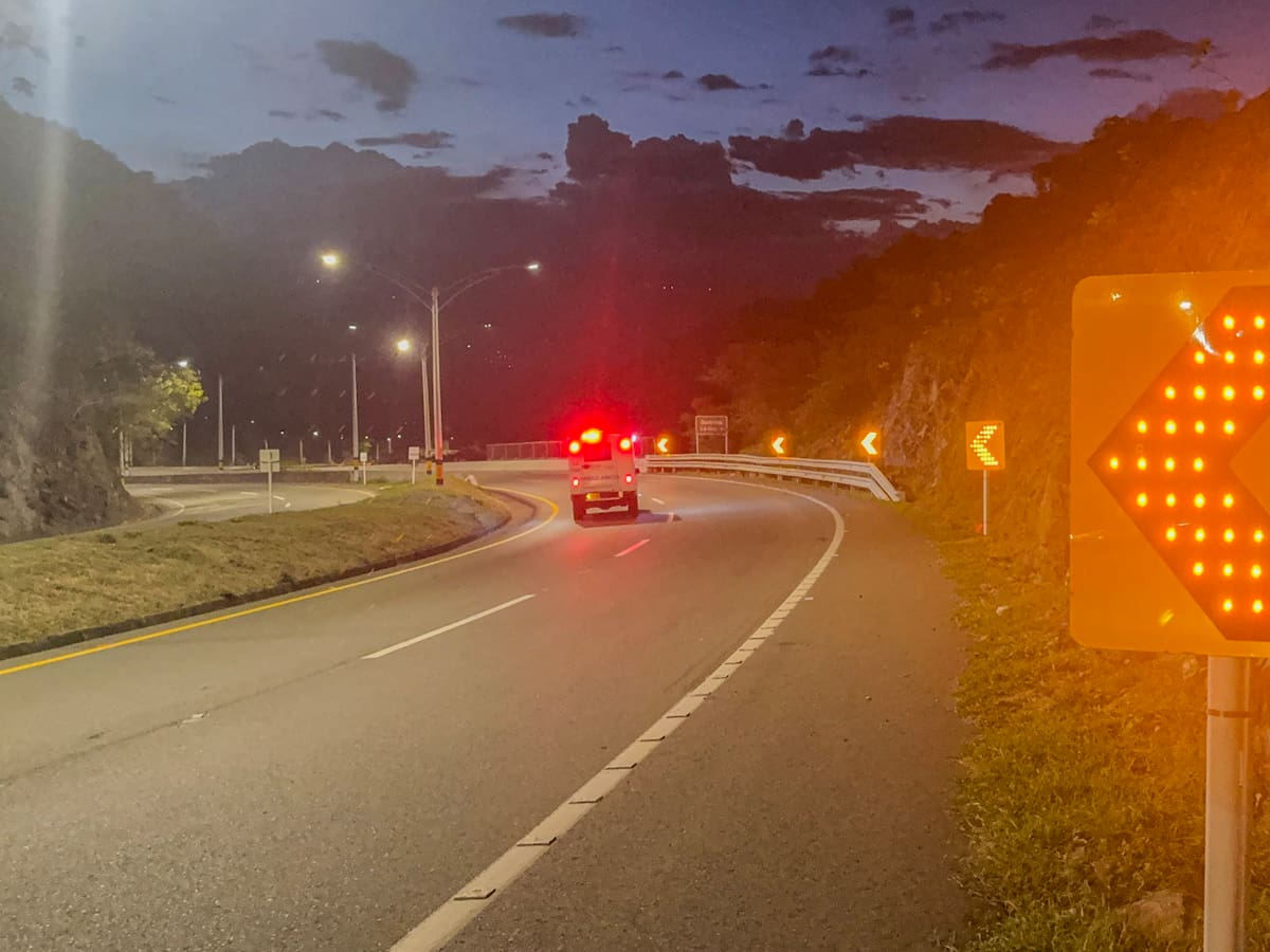 Implementan señalización LED para garantizar la seguridad en la Vía al Mar en Antioquia