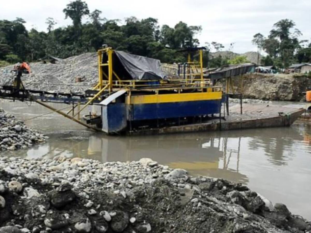 Contraloría advierte que la minería ilegal está acabando con los ríos del país