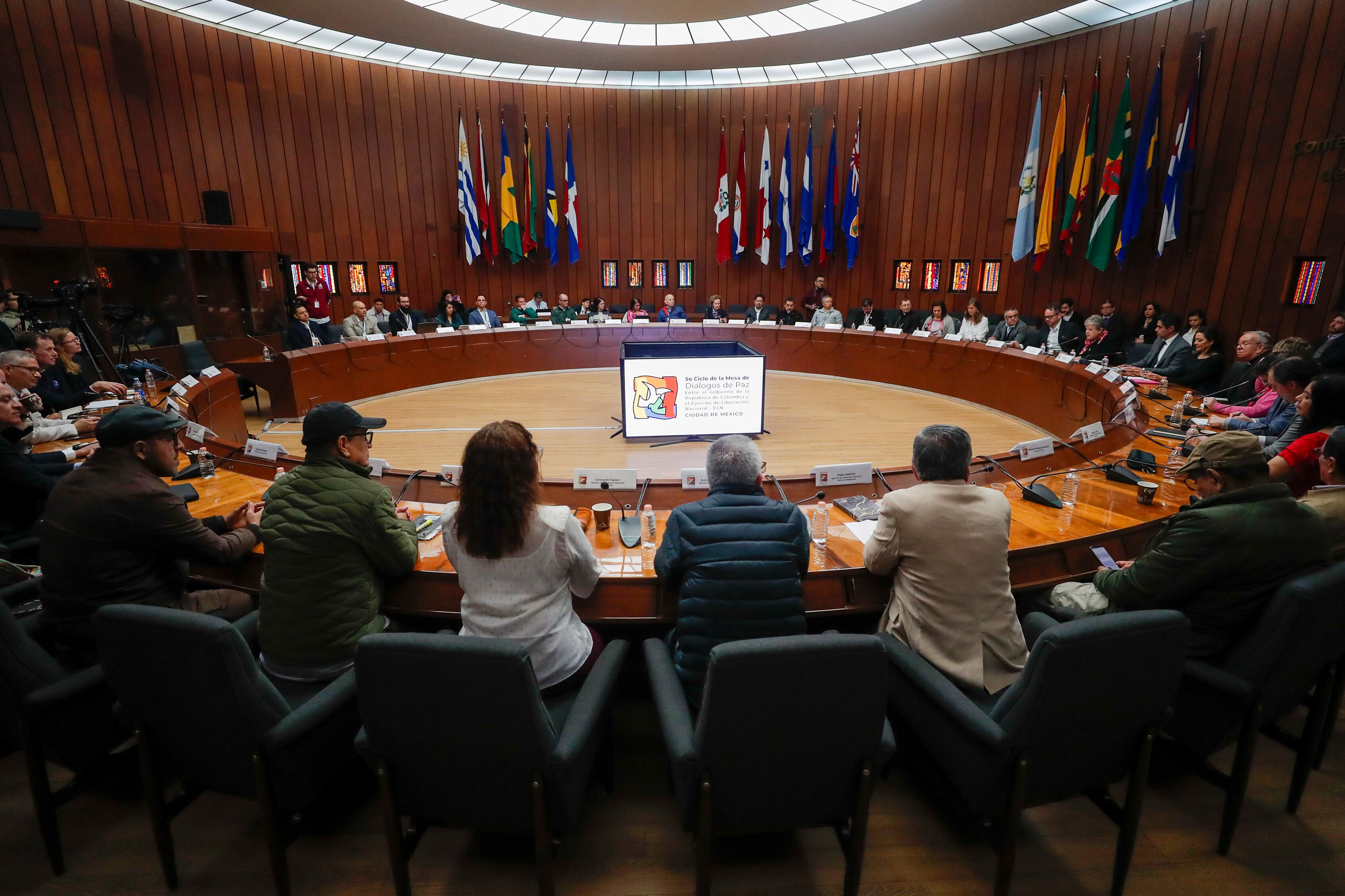 MEX4733. CIUDAD DE MÉXICO (MÉXICO), 17/12/2023.- Fotografía de la sesión de clausura del quinto Ciclo de la Mesa de Diálogos de Paz entre el Gobierno de Colombia y el Ejército de Liberación Nacional-ELN hoy en la Ciudad de México. (México). La Mesa de Diálogos para la Paz entre el Gobierno de Colombia y el Ejército de Liberación Nacional se trasladará a Cuba a inicios de 2024, mientras el quinto ciclo concluye en Ciudad de México, con avances firmes hacia la paz como el compromiso de la guerrilla de cesar los secuestros con fines económicos. EFE/ Isaac Esquivel