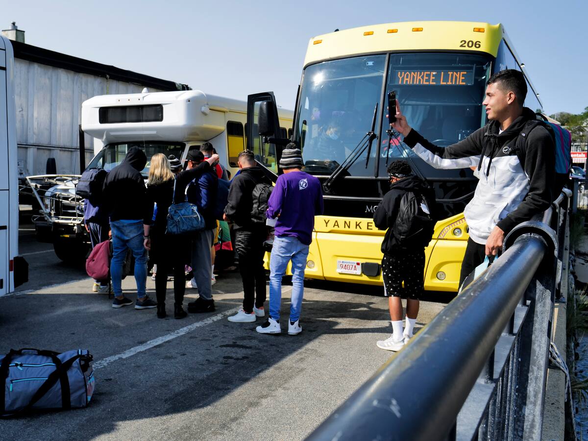 Envío de migrantes hacia isla en EE.UU.por parte de gobierno de Florida sería ilegal