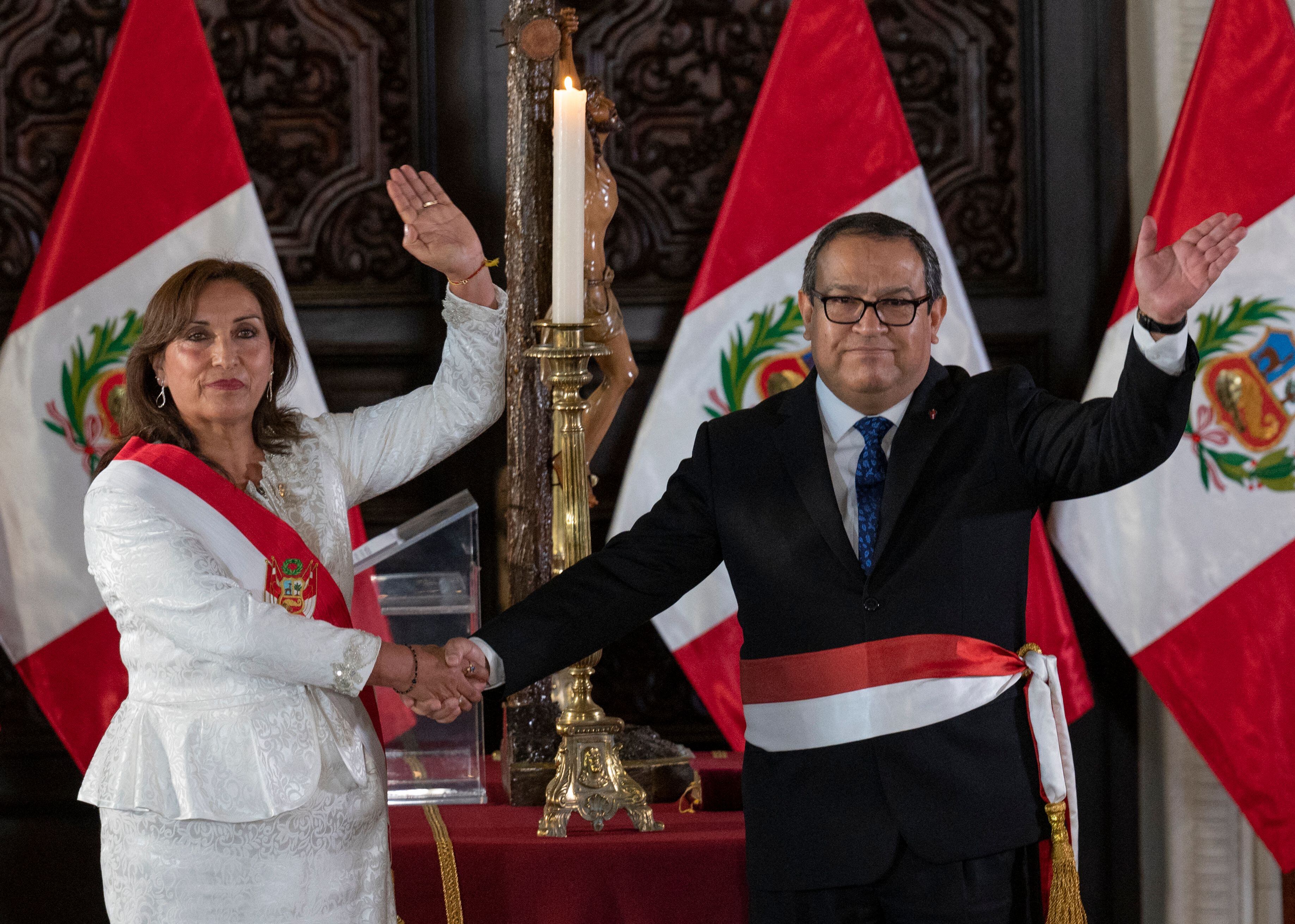 La presidenta peruana, Dina Boluarte (izq), y el nuevo Primer Ministro, José Otarola (der). 
(Foto: CRIS BOURONCLE/AFP via Getty Images)