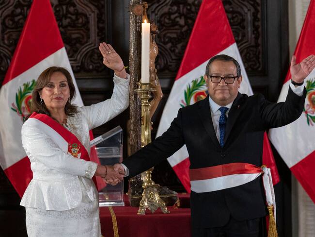 La presidenta peruana, Dina Boluarte (izq), y el nuevo Primer Ministro, José Otarola (der). 
(Foto: CRIS BOURONCLE/AFP via Getty Images)