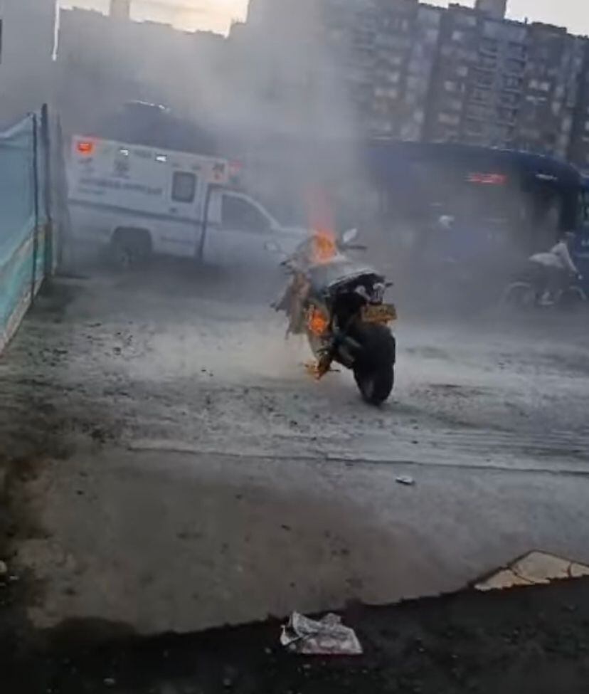 Moto se incendió en la estación de gasolina Terpel, La Mariana.