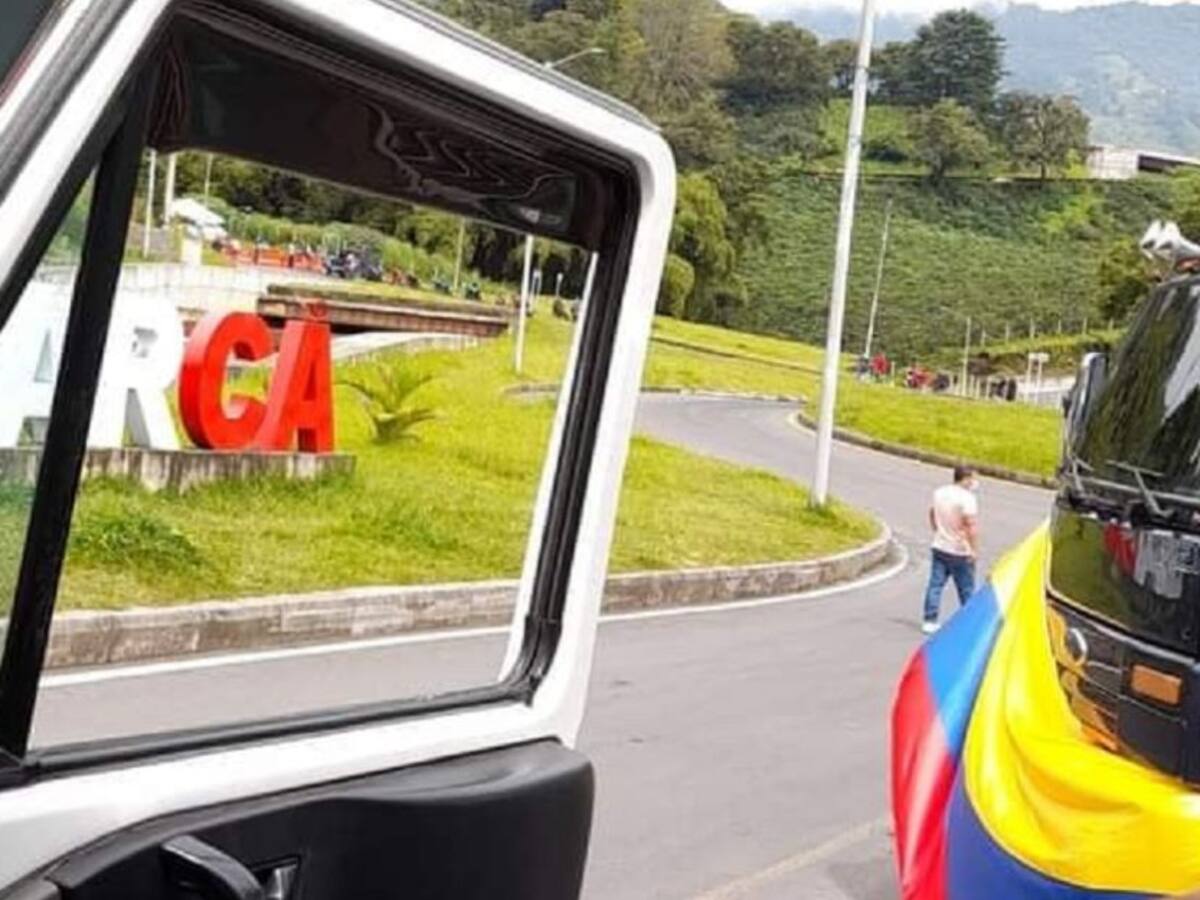 Camioneros se mantienen en paro y bloqueo de la vía La Línea en Quindío