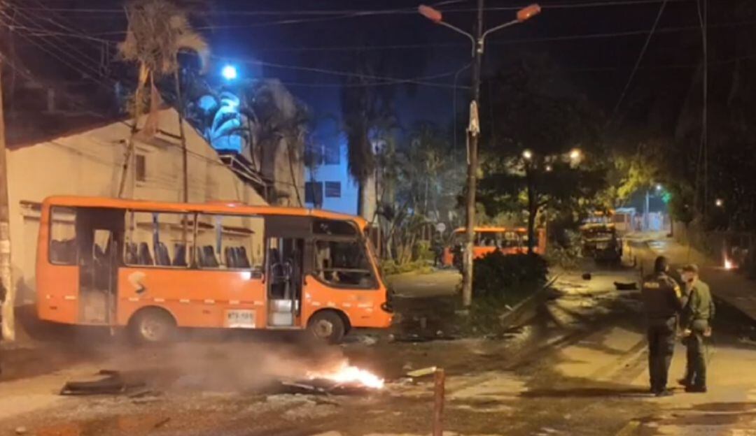 Los vehículos de servicio público fueron ubicados cerca de la entrada de la universidad.