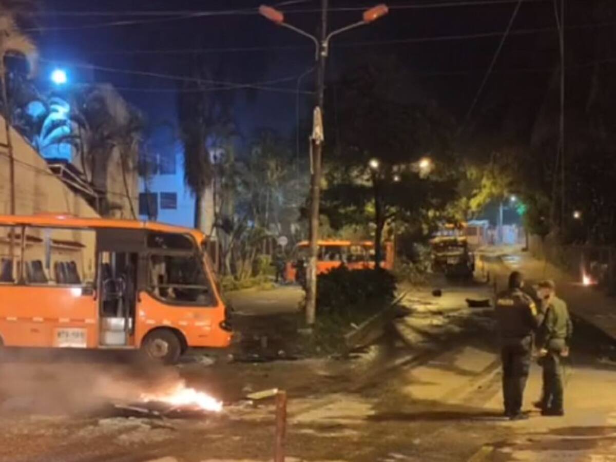 Encapuchados quemaron busetacerca de la U. del Tolima en Ibagué