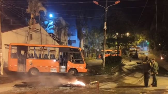 Los vehículos de servicio público fueron ubicados cerca de la entrada de la universidad.