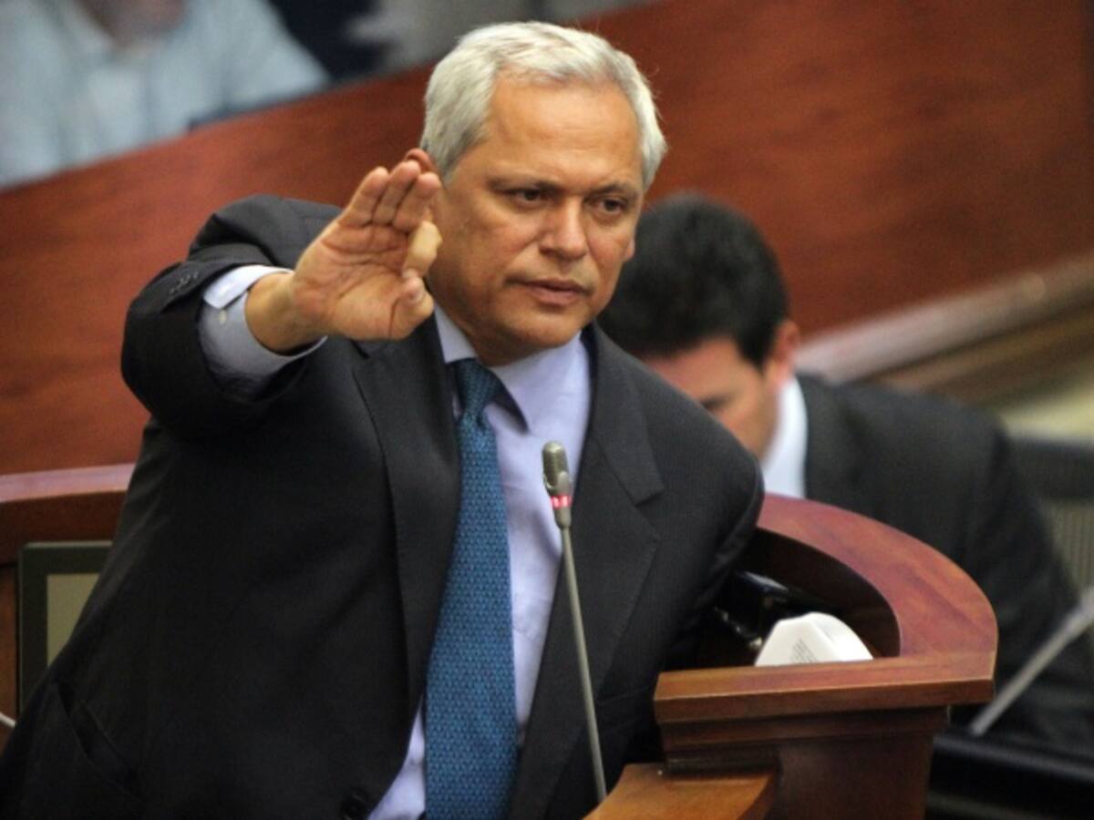 No le prendemos una vela a Dios y otra al diablo: senador Andrade