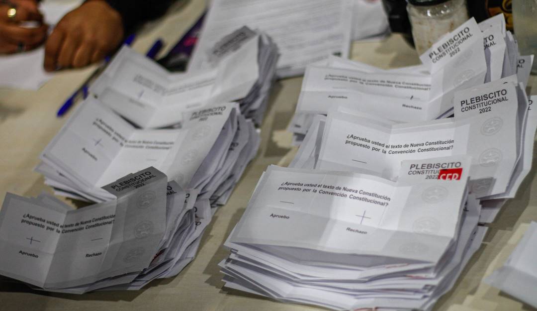Papeletas utilizadas en el plebiscito constitucional de Chile.           Foto: Getty 