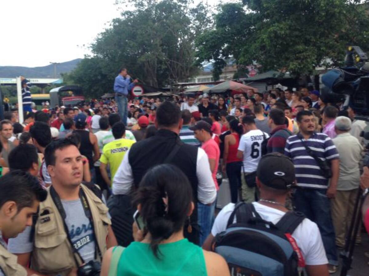 Uribe llega a la frontera con tarima, música y seguidores de su partido