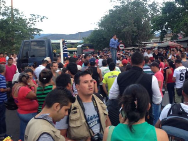 Uribe llega a la frontera con tarima, música y seguidores de su partido