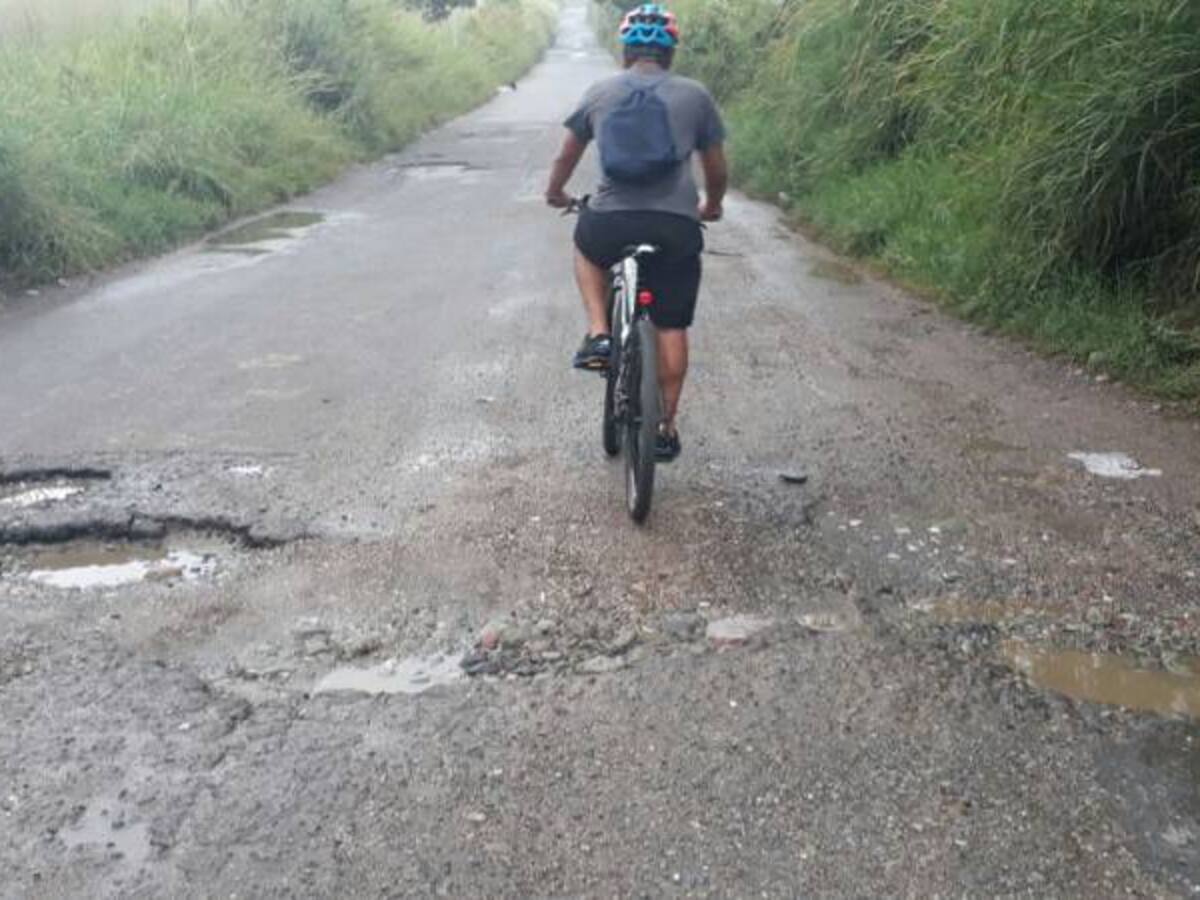 Vía entre Circasia y Montenegro sigue en mal estado, residentes y conductores piden intervención